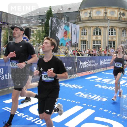 29.06.2025 - hella hamburg halbmarathon Michael Strokosch http://msf.ph/oto/8485971 29.06.2025 10:43:32 Ziel 2653, 3928, 4080, 5124, 5436, 5506, 7635, 8664, 9931, 10237, 10246, 11648, 12623, 14484, 16338, 17391, 18513, 18775, 18810, 18942, 19009, 19051, 19229 meine-sportfotos.de