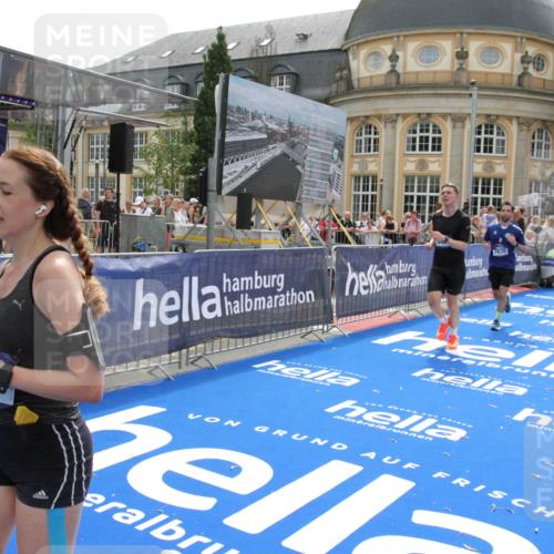 29.06.2025 - hella hamburg halbmarathon Michael Strokosch http://msf.ph/oto/8486035 29.06.2025 10:43:33 Ziel 3928, 4080, 5124, 5436, 5506, 7635, 8664, 9931, 10237, 10246, 11648, 12623, 14484, 16338, 17391, 18513, 18775, 18810, 18942, 19051, 19229 meine-sportfotos.de