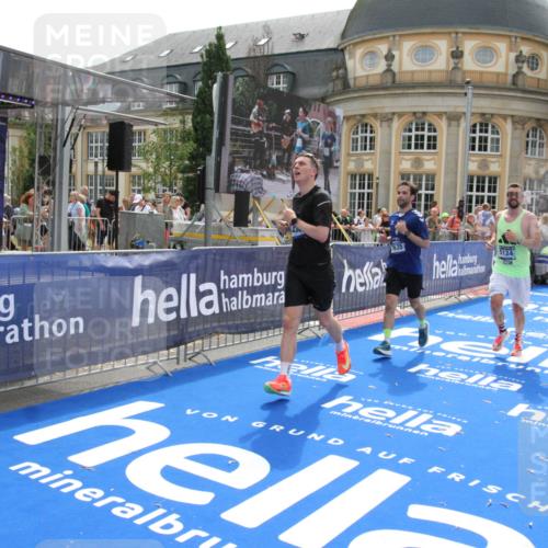 29.06.2025 - hella hamburg halbmarathon Michael Strokosch http://msf.ph/oto/8486067 29.06.2025 10:43:34 Ziel 3928, 4080, 5124, 5436, 5506, 7635, 8664, 9931, 10246, 11648, 12623, 14484, 16338, 18513, 18775, 18810, 18942, 19229 meine-sportfotos.de