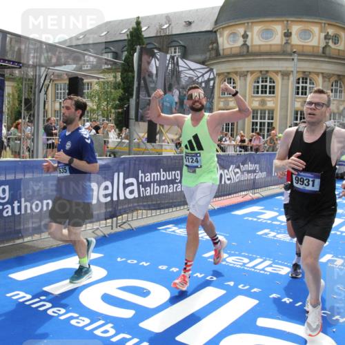 29.06.2025 - hella hamburg halbmarathon Michael Strokosch http://msf.ph/oto/8486150 29.06.2025 10:43:35 Ziel 3928, 4080, 5124, 5436, 7635, 9931, 10246, 11648, 12623, 13996, 14484, 16338, 18513, 18775, 18810, 19229 meine-sportfotos.de