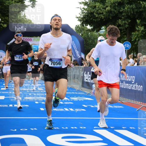29.06.2025 - hella hamburg halbmarathon Strokosch-Dieckow http://msf.ph/oto/8486169 29.06.2025 10:44:51 Ziel 1424, 1520, 1941, 2098, 2890, 2970, 3004, 3098, 3785, 4270, 4425, 4915, 7056, 7167, 7325, 9030, 9720, 12161, 16058, 16834, 17382, 17406, 17544, 18055, 18631, 19207, 19210 meine-sportfotos.de