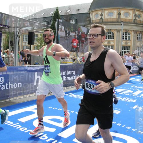 29.06.2025 - hella hamburg halbmarathon Michael Strokosch http://msf.ph/oto/8486171 29.06.2025 10:43:36 Ziel 4080, 5124, 5436, 7635, 9931, 10246, 11648, 12623, 13996, 14484, 14690, 16338, 17912, 18513, 18775, 18810, 19229 meine-sportfotos.de