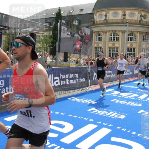 29.06.2025 - hella hamburg halbmarathon Michael Strokosch http://msf.ph/oto/8486186 29.06.2025 10:43:36 Ziel 4080, 5124, 5436, 7635, 9931, 10246, 11648, 12623, 13996, 14484, 14690, 16338, 17912, 18513, 18775, 18810, 19229 meine-sportfotos.de
