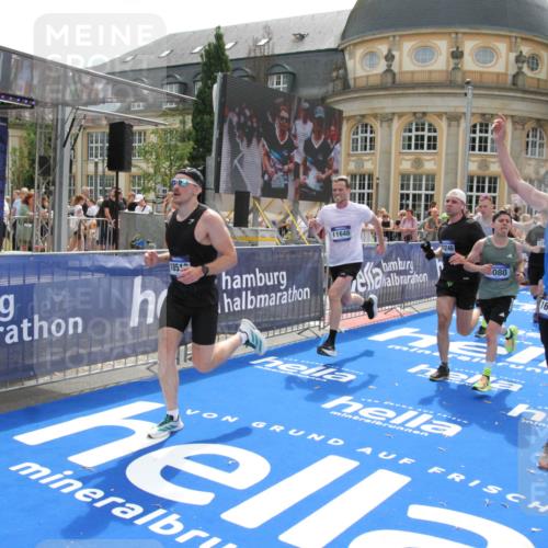 29.06.2025 - hella hamburg halbmarathon Michael Strokosch http://msf.ph/oto/8486208 29.06.2025 10:43:37 Ziel 3116, 4080, 5124, 5436, 7635, 9931, 10246, 11648, 12623, 13996, 14484, 14690, 16338, 17912, 18513, 18775, 18810, 19229 meine-sportfotos.de