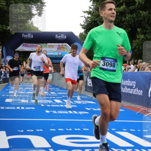 29.06.2025 - hella hamburg halbmarathon Strokosch-Dieckow http://msf.ph/oto/8486262 29.06.2025 10:44:50 Ziel 1424, 1520, 1941, 2098, 2890, 2970, 3004, 3098, 3785, 4270, 4425, 4915, 7056, 7167, 7325, 9030, 9720, 12161, 16834, 17251, 17382, 17406, 18055, 18631, 19207, 19210 meine-sportfotos.de