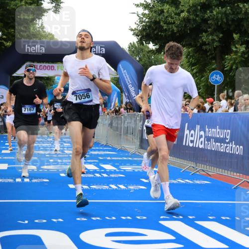 29.06.2025 - hella hamburg halbmarathon Strokosch-Dieckow http://msf.ph/oto/8486292 29.06.2025 10:44:51 Ziel 1424, 1520, 1941, 2098, 2890, 2970, 3004, 3098, 3785, 4270, 4425, 4915, 7056, 7167, 7325, 9030, 9720, 12161, 16058, 16834, 17382, 17406, 17544, 18055, 18631, 19207, 19210 meine-sportfotos.de
