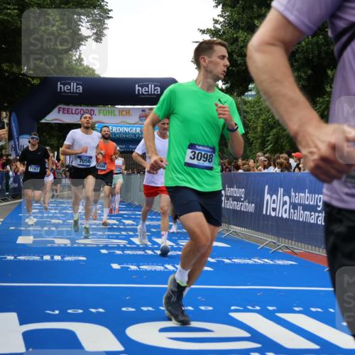 29.06.2025 - hella hamburg halbmarathon Strokosch-Dieckow http://msf.ph/oto/8486312 29.06.2025 10:44:50 Ziel 1424, 1520, 1941, 2098, 2890, 2970, 3004, 3098, 3785, 4270, 4425, 4915, 7056, 7167, 7325, 9030, 9720, 12161, 16834, 17251, 17382, 17406, 18055, 18631, 19207, 19210 meine-sportfotos.de