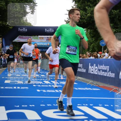 29.06.2025 - hella hamburg halbmarathon Strokosch-Dieckow http://msf.ph/oto/8486332 29.06.2025 10:44:50 Ziel 1424, 1520, 1941, 2098, 2890, 2970, 3004, 3098, 3785, 4270, 4425, 4915, 7056, 7167, 7325, 9030, 9720, 12161, 16834, 17251, 17382, 17406, 18055, 18631, 19207, 19210 meine-sportfotos.de