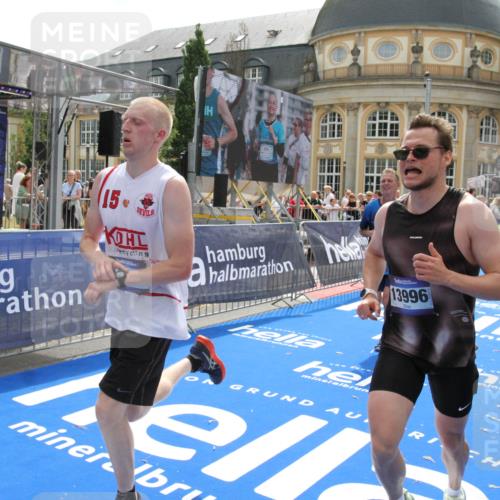 29.06.2025 - hella hamburg halbmarathon Michael Strokosch http://msf.ph/oto/8486411 29.06.2025 10:43:43 Ziel 3116, 4318, 6903, 6991, 9114, 13421, 13996, 14201, 14210, 14690, 15328, 15932, 17912, 18449, 19090 meine-sportfotos.de