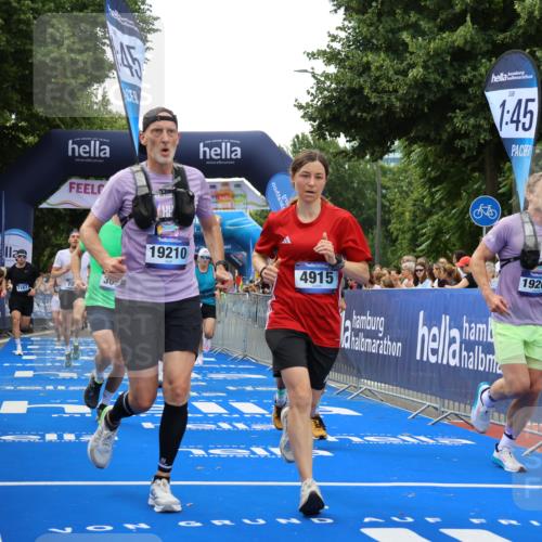 29.06.2025 - hella hamburg halbmarathon Strokosch-Dieckow http://msf.ph/oto/8486444 29.06.2025 10:44:48 Ziel 1941, 2098, 2890, 2970, 3004, 3098, 3785, 4270, 4425, 4915, 7056, 7167, 7325, 9030, 9720, 12161, 15185, 15233, 16834, 17251, 17382, 17406, 18631, 19207, 19210 meine-sportfotos.de