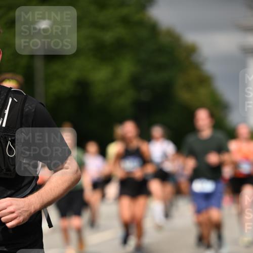 29.06.2025 - hella hamburg halbmarathon Dr. Thomas Lammeyer http://msf.ph/oto/8486574 29.06.2025 10:21:09 Kennedybrücke 1117, 1137, 1240, 1403, 2225, 2860, 2908, 3450, 3622, 5037, 5390, 5995, 6126, 6128, 6328, 6488, 6522, 6941, 6948, 7114, 7115, 7257, 7345, 7360, 7376, 8253, 8513, 8558, 8895, 8983, 9208, 9259, 9647, 9675, 10165, 10314, 10317, 10320, 10377, 10391, 10592, 10735, 10926 meine-sportfotos.de