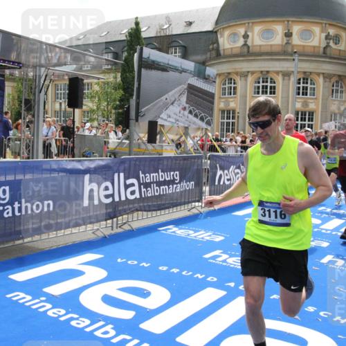 29.06.2025 - hella hamburg halbmarathon Michael Strokosch http://msf.ph/oto/8486595 29.06.2025 10:43:44 Ziel 1976, 3116, 4318, 6903, 6991, 9114, 9159, 13421, 13996, 14201, 14210, 14690, 15328, 15932, 16105, 17912, 18449, 19090 meine-sportfotos.de