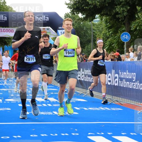 29.06.2025 - hella hamburg halbmarathon Strokosch-Dieckow http://msf.ph/oto/8486598 29.06.2025 10:44:46 Ziel 1941, 2098, 2970, 3004, 3098, 3785, 4270, 4425, 4915, 7056, 7167, 7325, 9720, 12161, 15185, 15233, 16834, 17251, 17406, 18437, 18631, 19207, 19210 meine-sportfotos.de
