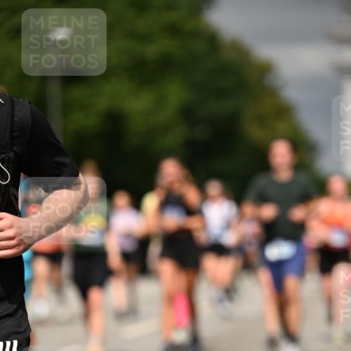 29.06.2025 - hella hamburg halbmarathon Dr. Thomas Lammeyer http://msf.ph/oto/8486610 29.06.2025 10:21:09 Kennedybrücke 1117, 1137, 1240, 1403, 2225, 2860, 2908, 3450, 3622, 5037, 5390, 5995, 6126, 6128, 6328, 6488, 6522, 6941, 6948, 7114, 7115, 7257, 7345, 7360, 7376, 8253, 8513, 8558, 8895, 8983, 9208, 9259, 9647, 9675, 10165, 10314, 10317, 10320, 10377, 10391, 10592, 10735, 10926 meine-sportfotos.de