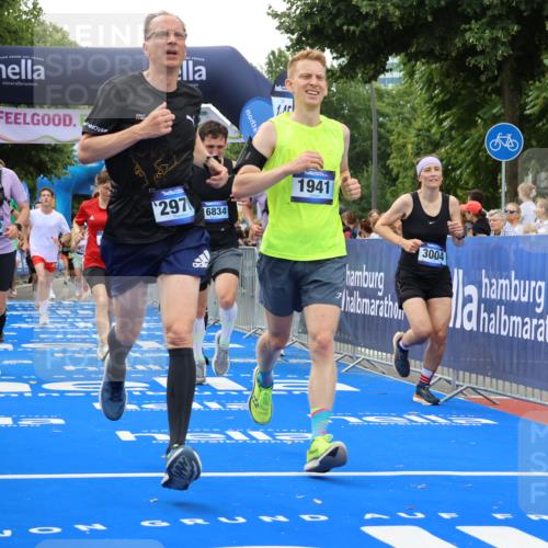 29.06.2025 - hella hamburg halbmarathon Strokosch-Dieckow http://msf.ph/oto/8486660 29.06.2025 10:44:46 Ziel 1941, 2098, 2970, 3004, 3098, 3785, 4270, 4425, 4915, 7056, 7167, 7325, 9720, 12161, 15185, 15233, 16834, 17251, 17406, 18437, 18631, 19207, 19210 meine-sportfotos.de