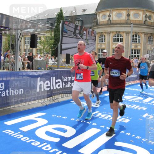 29.06.2025 - hella hamburg halbmarathon Michael Strokosch http://msf.ph/oto/8486675 29.06.2025 10:43:45 Ziel 1976, 3116, 4318, 6903, 6991, 9114, 9159, 11153, 11848, 13421, 14201, 14210, 14690, 15328, 15932, 16105, 17912, 18449, 19090 meine-sportfotos.de