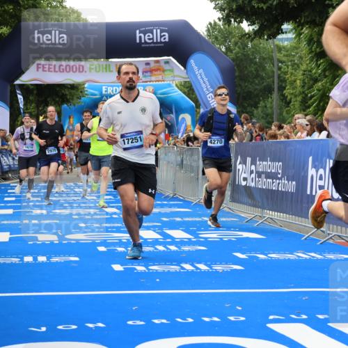 29.06.2025 - hella hamburg halbmarathon Strokosch-Dieckow http://msf.ph/oto/8486712 29.06.2025 10:44:43 Ziel 1782, 1941, 2970, 3004, 3098, 3785, 4270, 4915, 4991, 6490, 7056, 7167, 7325, 10669, 14816, 15185, 15233, 16224, 16834, 17251, 18107, 18437, 18464, 18560, 18868, 19206, 19207, 19210 meine-sportfotos.de
