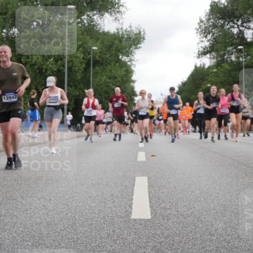 29.06.2025 - hella hamburg halbmarathon Luisa Fischer http://msf.ph/oto/8486813 29.06.2025 10:52:48 Kennedybrücke 13942, 10524, 1167, 2437, 2438, 2716, 3253, 4769, 5118, 5479, 5480, 7679, 10130, 10654 meine-sportfotos.de