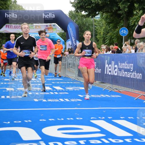 29.06.2025 - hella hamburg halbmarathon Strokosch-Dieckow http://msf.ph/oto/8486843 29.06.2025 10:45:15 Ziel 2188, 2367, 2470, 3186, 5706, 6054, 6375, 6575, 6819, 7087, 9105, 9302, 10064, 11469, 12783, 15563, 15636, 15651, 15741, 15760, 16513, 16685, 17120, 17499, 17960, 18346, 18718 meine-sportfotos.de