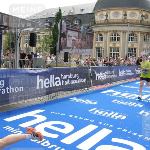 29.06.2025 - hella hamburg halbmarathon Michael Strokosch http://msf.ph/oto/8486876 29.06.2025 10:43:48 Ziel 1976, 3437, 4318, 6903, 6991, 7185, 9114, 9159, 9374, 11153, 11778, 11848, 13421, 13897, 14201, 14210, 15328, 15512, 15932, 16062, 16105, 18650, 19090 meine-sportfotos.de
