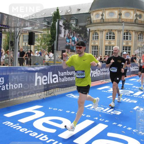 29.06.2025 - hella hamburg halbmarathon Michael Strokosch http://msf.ph/oto/8486895 29.06.2025 10:43:50 Ziel 1976, 3437, 5624, 5692, 6903, 6991, 7185, 9043, 9159, 9374, 11153, 11778, 11848, 13897, 14201, 14210, 15512, 16062, 16105, 18650, 19090 meine-sportfotos.de
