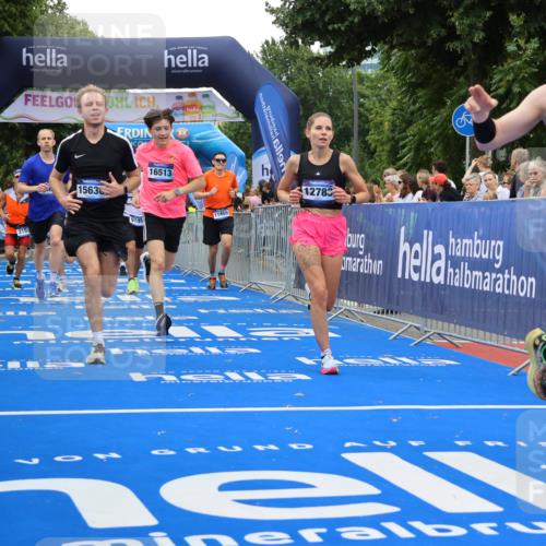 29.06.2025 - hella hamburg halbmarathon Strokosch-Dieckow http://msf.ph/oto/8486896 29.06.2025 10:45:15 Ziel 2188, 2367, 2470, 3186, 5706, 6054, 6375, 6575, 6819, 7087, 9105, 9302, 10064, 11469, 12783, 15563, 15636, 15651, 15741, 15760, 16513, 16685, 17120, 17499, 17960, 18346, 18718 meine-sportfotos.de
