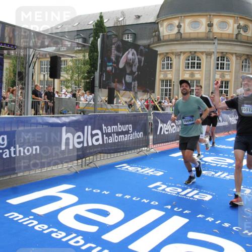 29.06.2025 - hella hamburg halbmarathon Michael Strokosch http://msf.ph/oto/8487106 29.06.2025 10:43:52 Ziel 1976, 3437, 3697, 3907, 5624, 5692, 6991, 7185, 9043, 9159, 9374, 10493, 11153, 11778, 11809, 11848, 12966, 13897, 14861, 15512, 16062, 16105, 18650, 18678, 19090 meine-sportfotos.de