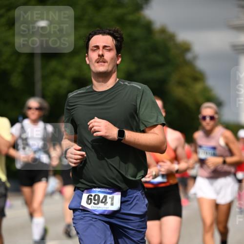 29.06.2025 - hella hamburg halbmarathon Dr. Thomas Lammeyer http://msf.ph/oto/8487284 29.06.2025 10:21:12 Kennedybrücke 1083, 1117, 1137, 1240, 1403, 2225, 2860, 2908, 3210, 3450, 3622, 5037, 5390, 5995, 6126, 6128, 6328, 6488, 6520, 6522, 6941, 6948, 7114, 7115, 7291, 7345, 7376, 8253, 8513, 8558, 8895, 8983, 9259, 9647, 9675, 10165, 10314, 10317, 10320, 10377, 10592, 10735, 10926 meine-sportfotos.de