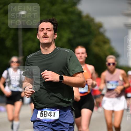 29.06.2025 - hella hamburg halbmarathon Dr. Thomas Lammeyer http://msf.ph/oto/8487292 29.06.2025 10:21:12 Kennedybrücke 1083, 1117, 1137, 1240, 1403, 2225, 2860, 2908, 3210, 3450, 3622, 5037, 5390, 5995, 6126, 6128, 6328, 6488, 6520, 6522, 6941, 6948, 7114, 7115, 7291, 7345, 7376, 8253, 8513, 8558, 8895, 8983, 9259, 9647, 9675, 10165, 10314, 10317, 10320, 10377, 10592, 10735, 10926 meine-sportfotos.de