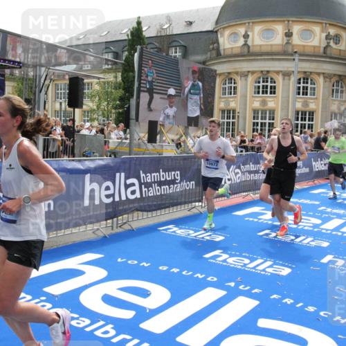 29.06.2025 - hella hamburg halbmarathon Michael Strokosch http://msf.ph/oto/8487307 29.06.2025 10:43:56 Ziel 3437, 3697, 3907, 5624, 5692, 7185, 8063, 8145, 9043, 9374, 10493, 11778, 11809, 12438, 12966, 13897, 14861, 16549, 17376, 17403, 18650, 18678 meine-sportfotos.de