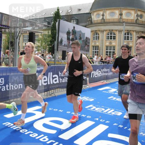29.06.2025 - hella hamburg halbmarathon Michael Strokosch http://msf.ph/oto/8487354 29.06.2025 10:43:57 Ziel 3437, 3697, 3907, 5624, 5692, 8063, 8145, 8900, 9043, 9374, 10493, 10596, 11809, 12438, 12966, 13897, 14861, 16549, 17376, 17403, 18650, 18678 meine-sportfotos.de
