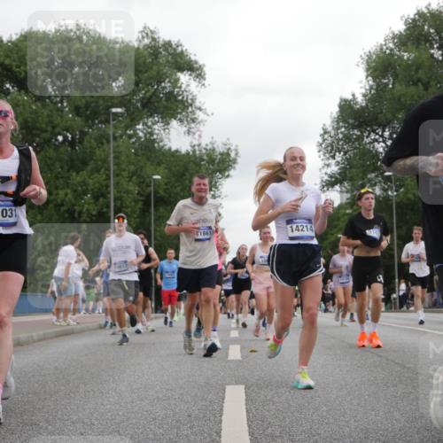 29.06.2025 - hella hamburg halbmarathon Luisa Fischer http://msf.ph/oto/8487383 29.06.2025 10:53:03 Kennedybrücke 11031, 1861, 10617, 10, 14214, 14164, 916, 6, 1805, 2541, 2997, 4589, 5106, 9015, 9162, 10038 meine-sportfotos.de