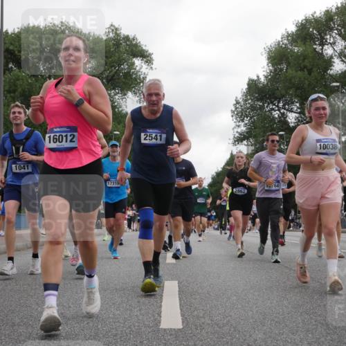 29.06.2025 - hella hamburg halbmarathon Luisa Fischer http://msf.ph/oto/8487448 29.06.2025 10:53:07 Kennedybrücke 1041, 16012, 2541, 17315, 14389, 2862, 164, 89, 10038, 1805, 2541, 4589, 5106, 5997, 6694, 9015, 9162, 10038, 10704 meine-sportfotos.de