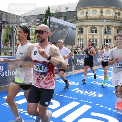 29.06.2025 - hella hamburg halbmarathon Michael Strokosch http://msf.ph/oto/8487542 29.06.2025 10:44:00 Ziel 3697, 3907, 4981, 8063, 8145, 8900, 10493, 10596, 11809, 12438, 12966, 14861, 15383, 16549, 17376, 17403, 17516, 18678 meine-sportfotos.de