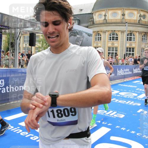 29.06.2025 - hella hamburg halbmarathon Michael Strokosch http://msf.ph/oto/8487573 29.06.2025 10:44:00 Ziel 3697, 3907, 4981, 8063, 8145, 8900, 10493, 10596, 11809, 12438, 12966, 14861, 15383, 16549, 17376, 17403, 17516, 18678 meine-sportfotos.de