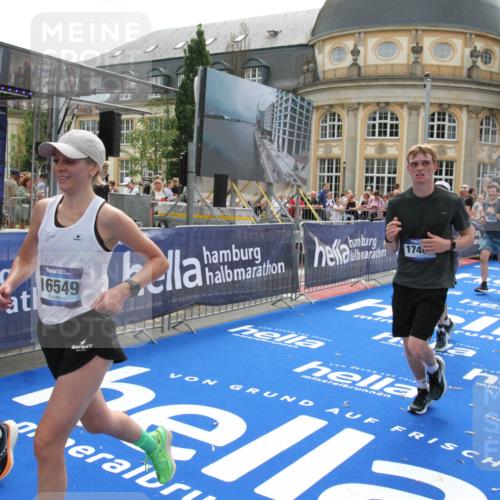 29.06.2025 - hella hamburg halbmarathon Michael Strokosch http://msf.ph/oto/8487594 29.06.2025 10:44:01 Ziel 1558, 3907, 4981, 6705, 8063, 8145, 8900, 9081, 10493, 10596, 11809, 12438, 12966, 15383, 16549, 17376, 17403, 17516, 18678 meine-sportfotos.de