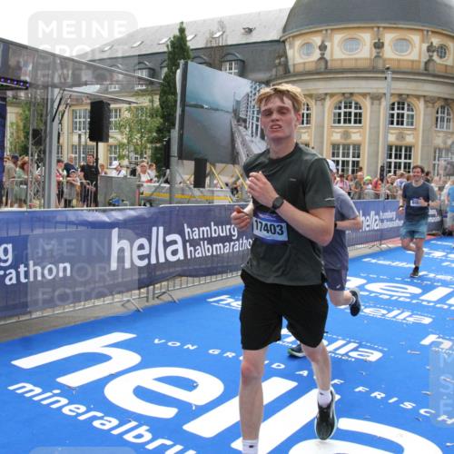 29.06.2025 - hella hamburg halbmarathon Michael Strokosch http://msf.ph/oto/8487631 29.06.2025 10:44:01 Ziel 1558, 3907, 4981, 6705, 8063, 8145, 8900, 9081, 10493, 10596, 11809, 12438, 12966, 15383, 16549, 17376, 17403, 17516, 18678 meine-sportfotos.de