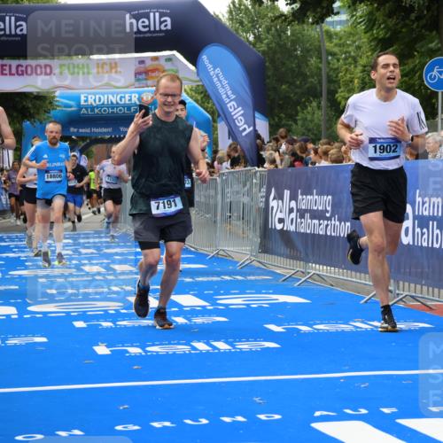 29.06.2025 - hella hamburg halbmarathon Strokosch-Dieckow http://msf.ph/oto/8487699 29.06.2025 10:44:21 Ziel 1057, 1220, 1413, 1415, 1902, 4310, 4691, 5275, 5884, 7191, 8722, 8928, 9444, 12327, 12528, 12554, 14667, 16316, 16547, 16803, 16893, 17729, 18806 meine-sportfotos.de