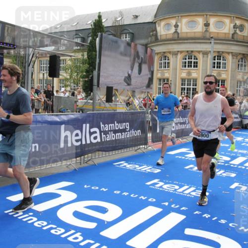 29.06.2025 - hella hamburg halbmarathon Michael Strokosch http://msf.ph/oto/8487715 29.06.2025 10:44:04 Ziel 1558, 2816, 4981, 6705, 8063, 8900, 9081, 10596, 11346, 12438, 13123, 15383, 16697, 17516, 17977, 18004 meine-sportfotos.de