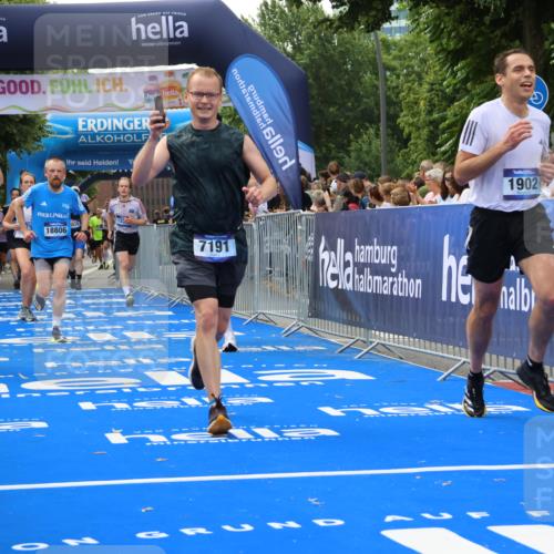 29.06.2025 - hella hamburg halbmarathon Strokosch-Dieckow http://msf.ph/oto/8487741 29.06.2025 10:44:22 Ziel 1057, 1220, 1413, 1415, 1902, 4310, 4691, 5275, 7191, 8722, 8928, 9444, 12327, 12528, 12554, 14464, 14667, 16547, 16803, 16893, 17729, 18806 meine-sportfotos.de