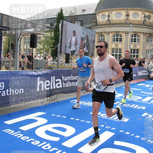29.06.2025 - hella hamburg halbmarathon Michael Strokosch http://msf.ph/oto/8487749 29.06.2025 10:44:04 Ziel 1558, 2816, 4981, 6705, 8063, 8900, 9081, 10596, 11346, 12438, 13123, 15383, 16697, 17516, 17977, 18004 meine-sportfotos.de