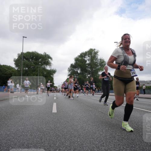 29.06.2025 - hella hamburg halbmarathon Luisa Fischer http://msf.ph/oto/8487753 29.06.2025 10:53:15 Kennedybrücke 6694, 143, 1525, 2927, 3070, 4589, 5997, 6680, 6694, 6989, 8254, 9261, 10060, 10704 meine-sportfotos.de