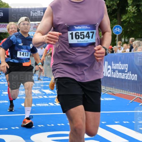 29.06.2025 - hella hamburg halbmarathon Strokosch-Dieckow http://msf.ph/oto/8487785 29.06.2025 10:44:19 Ziel 1057, 1220, 1413, 1415, 1902, 4310, 4691, 5275, 5884, 7005, 7191, 8722, 9444, 12159, 12327, 12528, 14687, 15225, 16301, 16316, 16547, 16803, 16893, 18691, 18806 meine-sportfotos.de