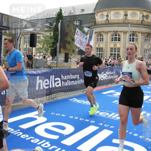 29.06.2025 - hella hamburg halbmarathon Michael Strokosch http://msf.ph/oto/8487796 29.06.2025 10:44:05 Ziel 1391, 1558, 2816, 4981, 6705, 8063, 8900, 9081, 10596, 11346, 13123, 15383, 16506, 16697, 17516, 17977, 18004 meine-sportfotos.de