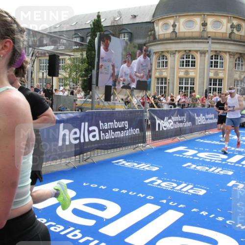 29.06.2025 - hella hamburg halbmarathon Michael Strokosch http://msf.ph/oto/8487851 29.06.2025 10:44:05 Ziel 1391, 1558, 2816, 4981, 6705, 8063, 8900, 9081, 10596, 11346, 13123, 15383, 16506, 16697, 17516, 17977, 18004 meine-sportfotos.de