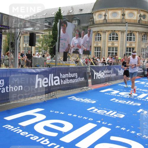 29.06.2025 - hella hamburg halbmarathon Michael Strokosch http://msf.ph/oto/8487878 29.06.2025 10:44:06 Ziel 1391, 1558, 2816, 3021, 4981, 6705, 8900, 9081, 10596, 11346, 13123, 15383, 16506, 16697, 17516, 17977, 18004 meine-sportfotos.de