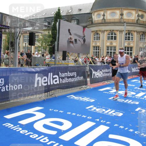 29.06.2025 - hella hamburg halbmarathon Michael Strokosch http://msf.ph/oto/8487900 29.06.2025 10:44:06 Ziel 1391, 1558, 2816, 3021, 4981, 6705, 8900, 9081, 10596, 11346, 13123, 15383, 16506, 16697, 17516, 17977, 18004 meine-sportfotos.de