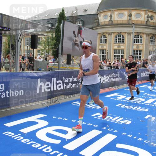 29.06.2025 - hella hamburg halbmarathon Michael Strokosch http://msf.ph/oto/8487923 29.06.2025 10:44:07 Ziel 1391, 1558, 2816, 3021, 4981, 6705, 9081, 11346, 13123, 15383, 16506, 16697, 17516, 17977, 18004 meine-sportfotos.de