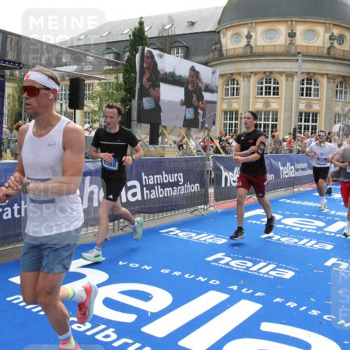 29.06.2025 - hella hamburg halbmarathon Michael Strokosch http://msf.ph/oto/8487948 29.06.2025 10:44:07 Ziel 1391, 1558, 2816, 3021, 4981, 6705, 9081, 11346, 13123, 15383, 16506, 16697, 17516, 17977, 18004 meine-sportfotos.de