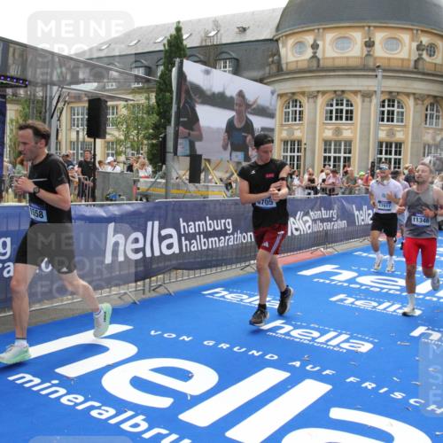 29.06.2025 - hella hamburg halbmarathon Michael Strokosch http://msf.ph/oto/8487987 29.06.2025 10:44:08 Ziel 1391, 1558, 2816, 3021, 6705, 9081, 9633, 10193, 10930, 11346, 13123, 16506, 16648, 16697, 17516, 17977, 18004 meine-sportfotos.de